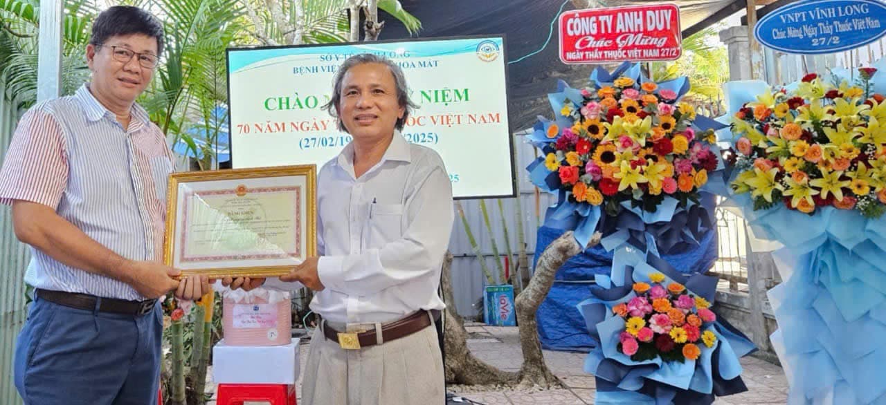 Bác sĩ Anh Thi nhận bằng khen tại Bệnh viện Mắt Vĩnh Long