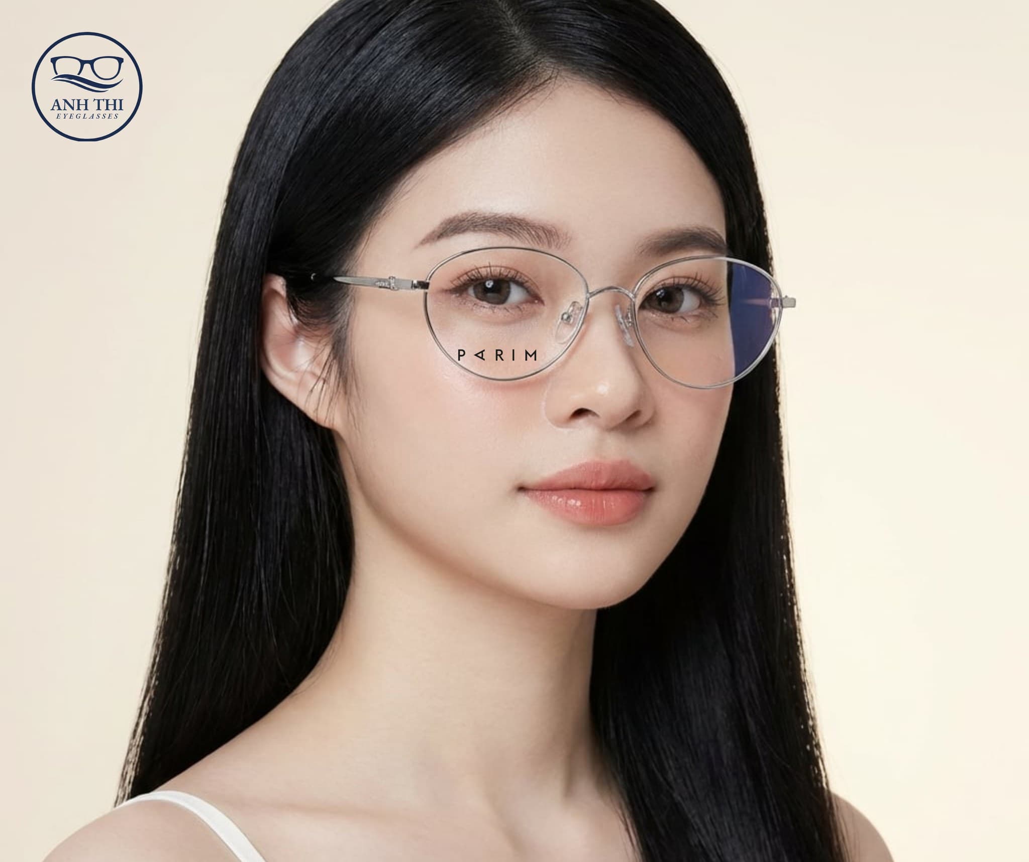 Người mẫu đeo kính Anh Thi, phong cách tối giản