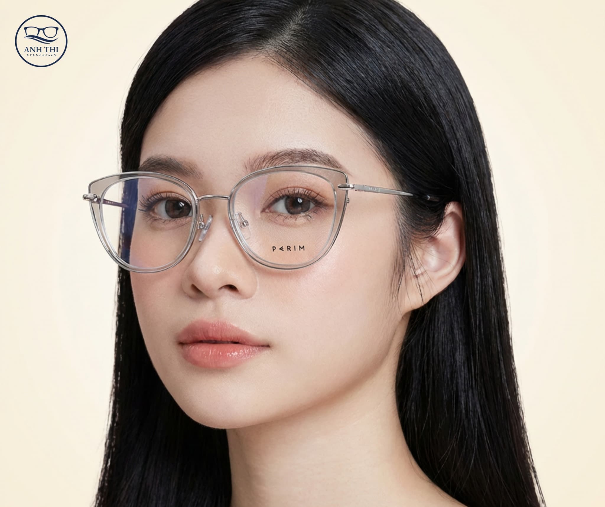 Người mẫu đeo kính Anh Thi, thiết kế cao cấp